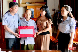 Tặng quà các đảng viên lão thành ở xã Vũ Quang