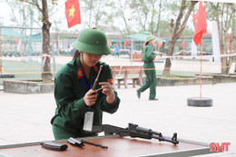Học sinh THPT ở Hà Tĩnh thi tài bắn súng tiểu liên AK, ném lựu đạn