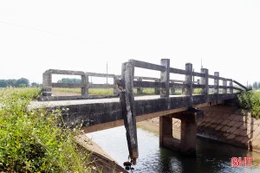 Mất an toàn khi qua cầu “thắt cổ chai” xuống cấp ở Cẩm Xuyên