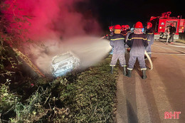 Sau va chạm, xe ô tô bốc cháy dữ dội trong đêm