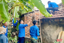 Tuổi trẻ Hà Tĩnh ra quân ứng phó bão số 5