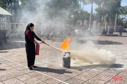 Huấn luyện nghiệp vụ PCCC&CNCH cho hơn 500 người dân Hương Khê