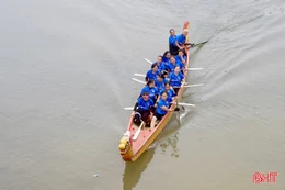 Vui hội đua thuyền truyền thống trên sông Ngàn Phố