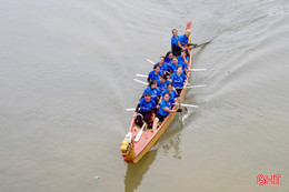 Vui hội đua thuyền truyền thống trên sông Ngàn Phố