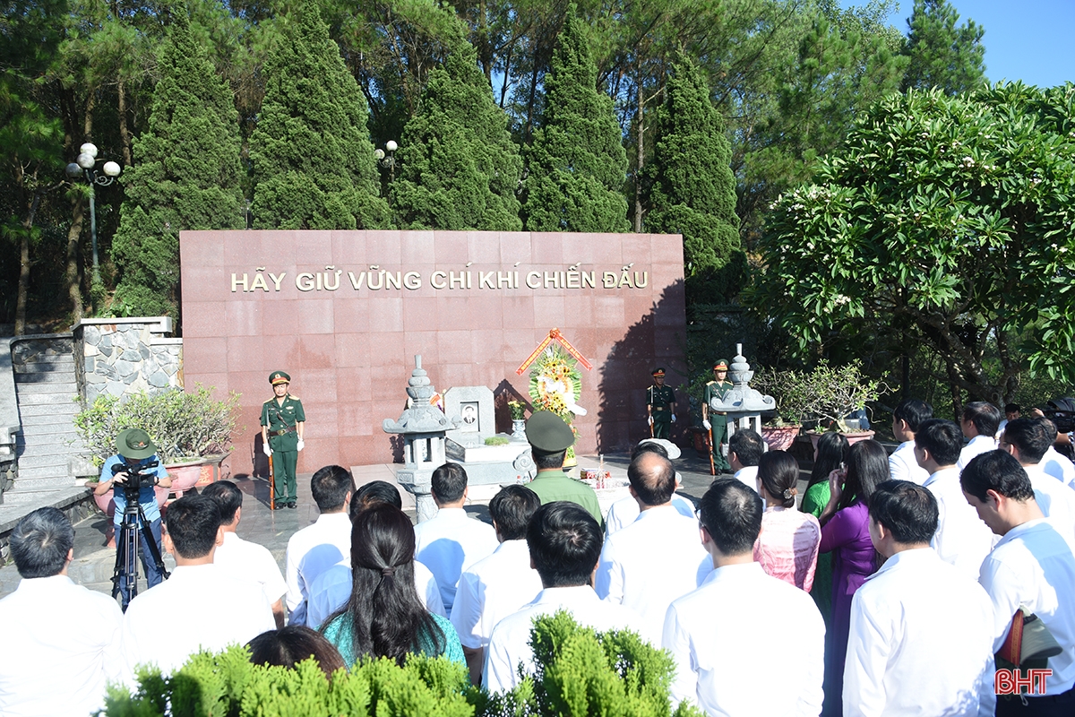 Đoàn công tác tỉnh Vĩnh Phúc tri ân các cố Tổng Bí thư, anh hùng liệt sỹ ở Hà Tĩnh