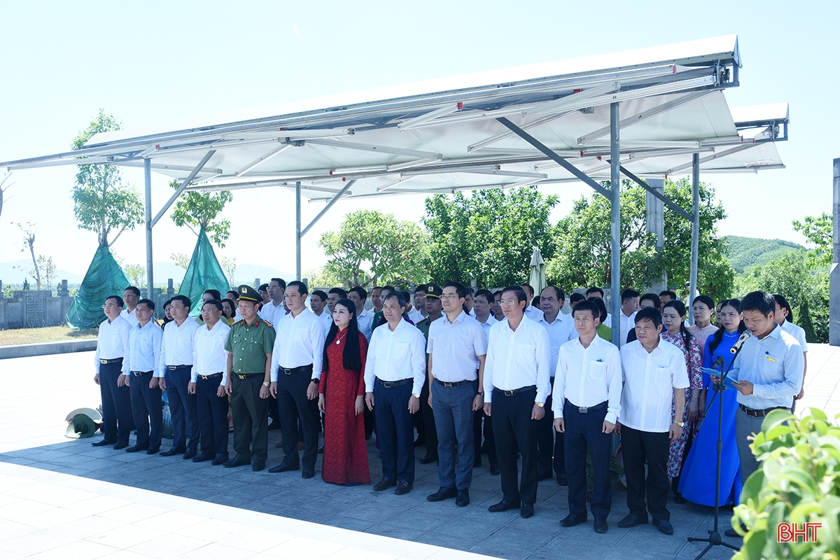 Đoàn công tác tỉnh Vĩnh Phúc tri ân các cố Tổng Bí thư, anh hùng liệt sỹ ở Hà Tĩnh