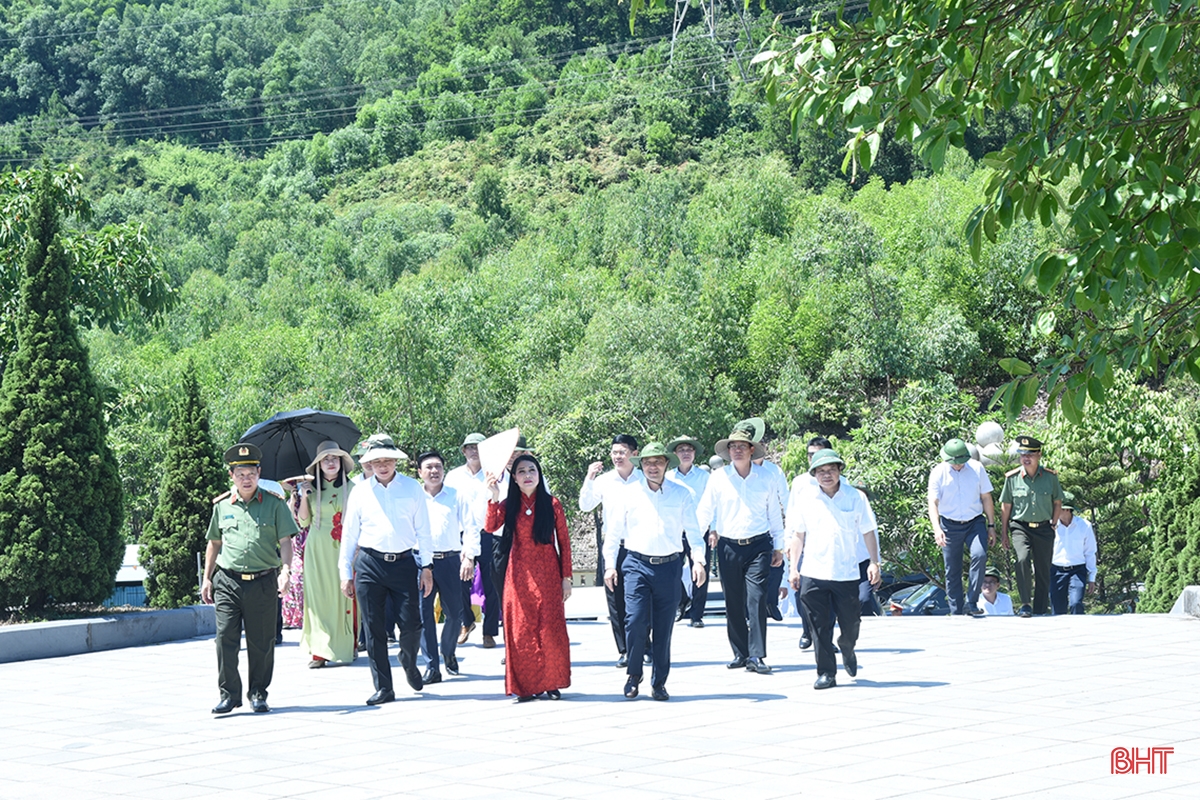 Đoàn công tác tỉnh Vĩnh Phúc tri ân các cố Tổng Bí thư, anh hùng liệt sỹ ở Hà Tĩnh