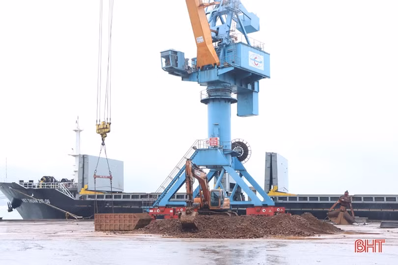 Hà Tĩnh: Sôi động những chuyến hàng thông quan đầu năm