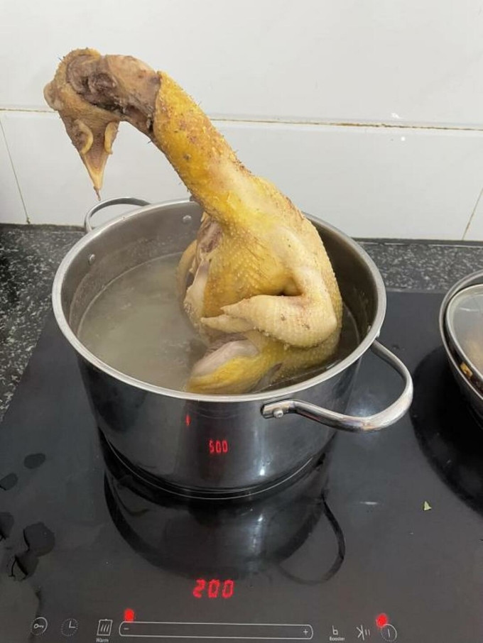 Tuyệt tác của “hội gái đảm” khi vào bếp luộc gà