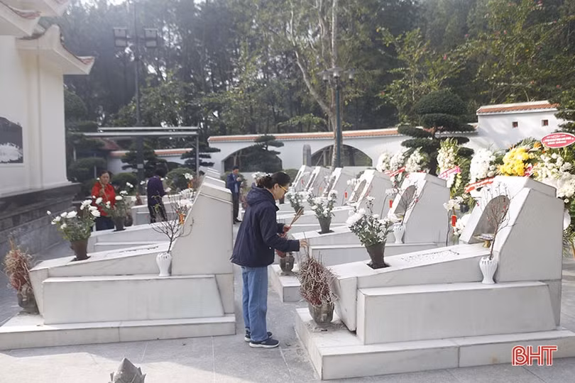 Du khách dâng hương tại Ngã ba Đồng Lộc dịp đầu năm