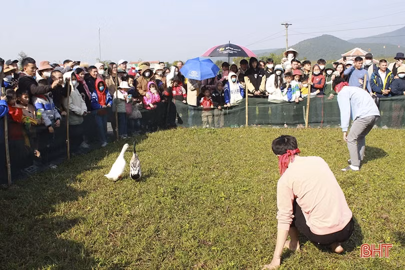 Hấp dẫn các trò chơi dân gian trong lễ khai hội chùa Hương Tích