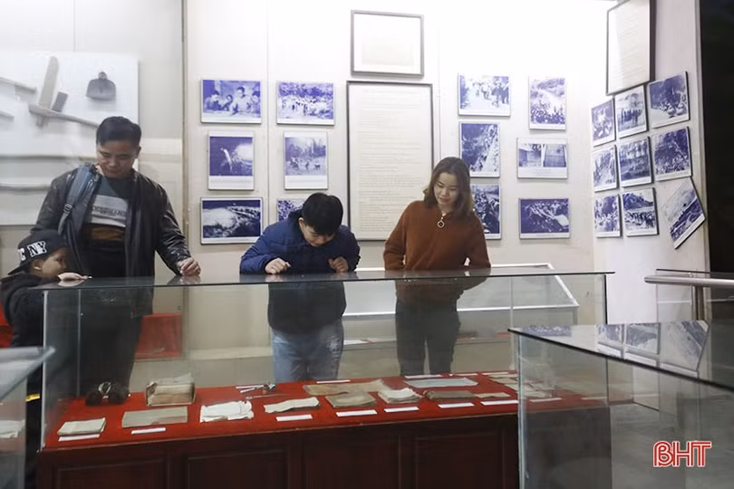 Du khách dâng hương tại Ngã ba Đồng Lộc dịp đầu năm