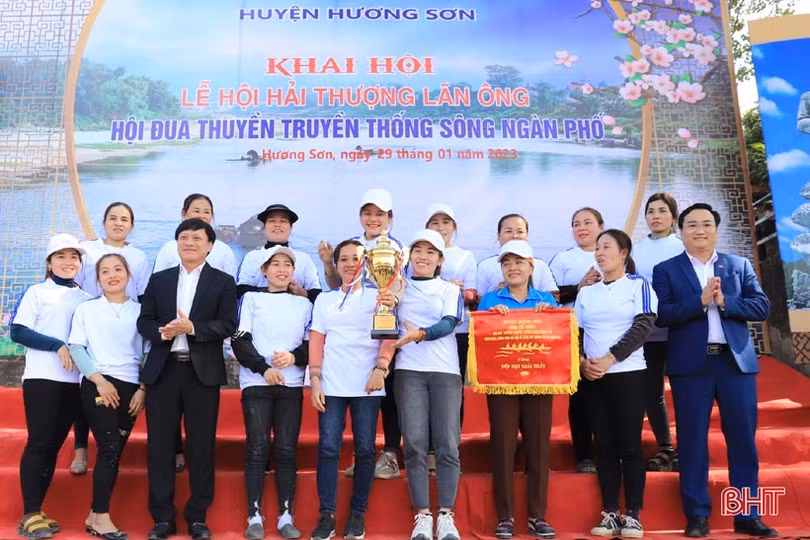 30 đội tranh tài tại lễ hội đua thuyền truyền thống trên sông Ngàn Phố