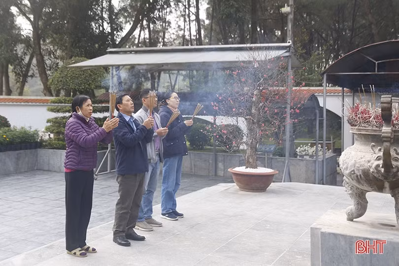 Du khách dâng hương tại Ngã ba Đồng Lộc dịp đầu năm