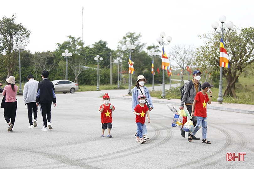 Chùa Hương Tích nườm nượp khách du xuân