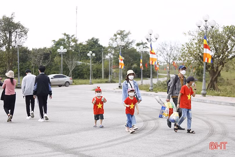 Chùa Hương Tích nườm nượp khách du xuân