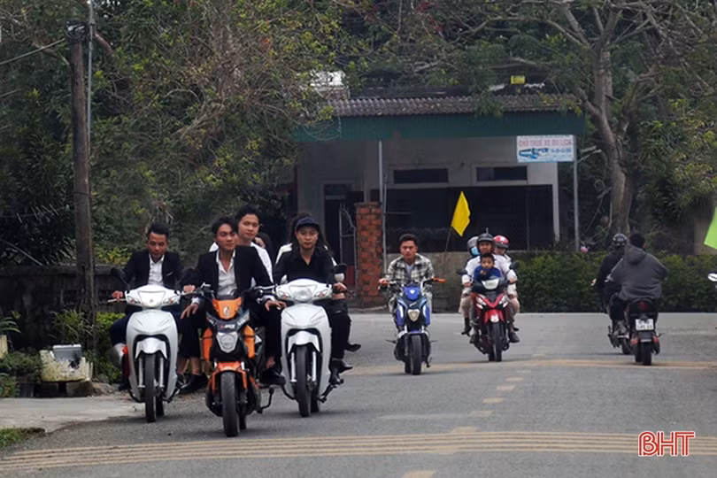 Hà Tĩnh: Nhan nhản tình trạng đầu trần vi vu du xuân