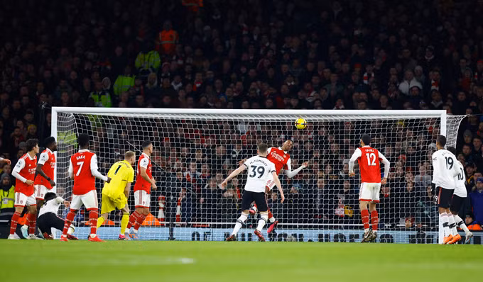 Đánh bại MU ở phút cuối, Arsenal ngạo nghễ giữ đỉnh bảng