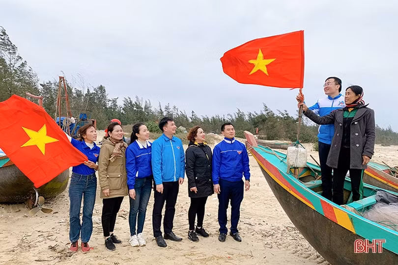 Tuổi trẻ Cẩm Xuyên trồng 12.000 cây phi lao ven biển Cẩm Dương