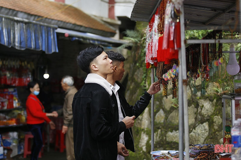 Chùa Hương Tích nườm nượp khách du xuân