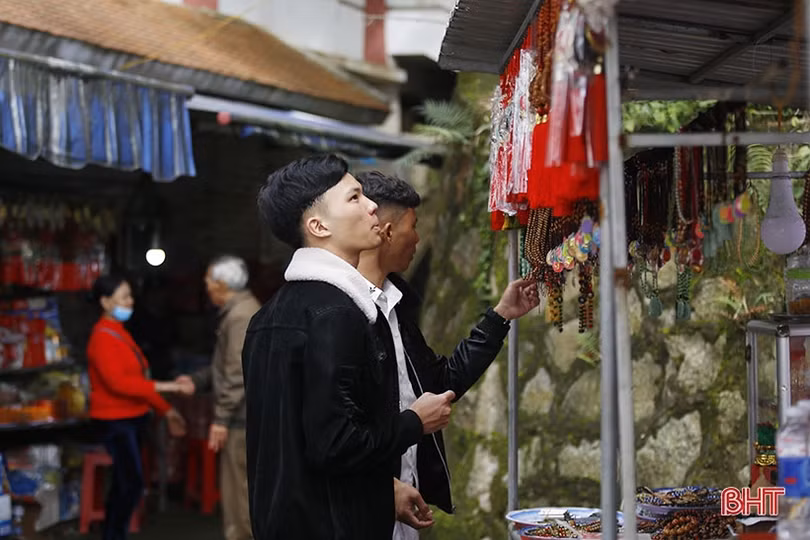 Chùa Hương Tích nườm nượp khách du xuân