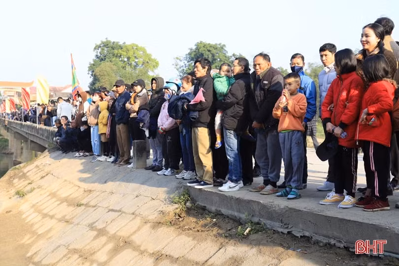 30 đội tranh tài tại lễ hội đua thuyền truyền thống trên sông Ngàn Phố