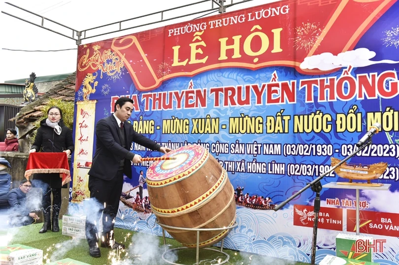 Tưng bừng lễ hội đua thuyền truyền thống phường Trung Lương