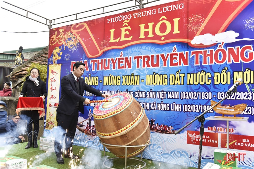 Tưng bừng lễ hội đua thuyền truyền thống phường Trung Lương