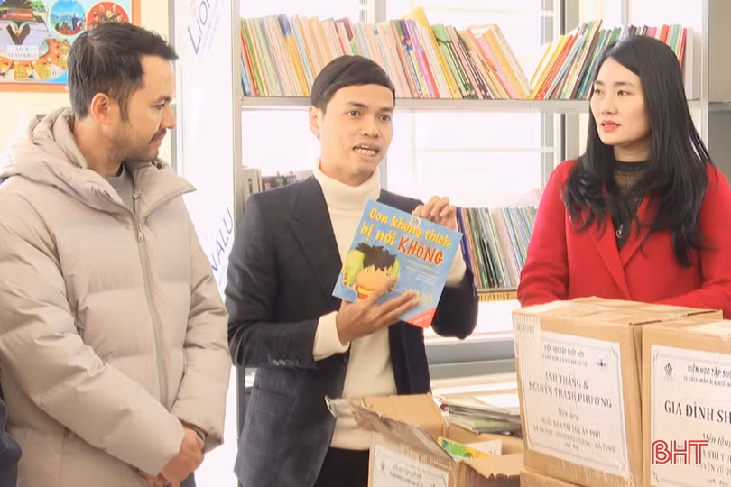 Viện Học tập suốt đời trao tặng 2.600 đầu sách cho Vũ Quang