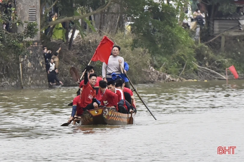 Tưng bừng lễ hội đua thuyền truyền thống phường Trung Lương