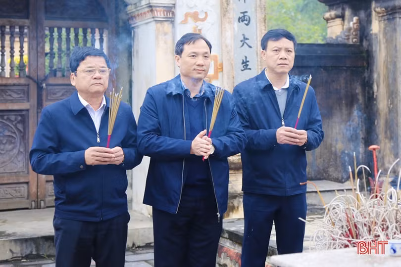 Bí thư Tỉnh ủy dự lễ khai hạ đền Nen