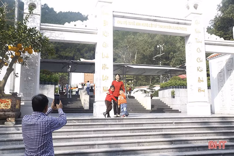 Du khách dâng hương tại Ngã ba Đồng Lộc dịp đầu năm