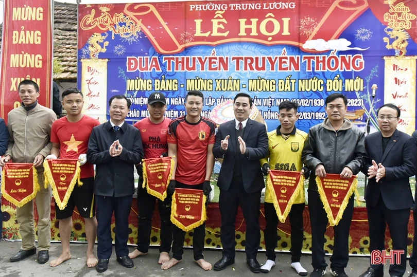 Tưng bừng lễ hội đua thuyền truyền thống phường Trung Lương