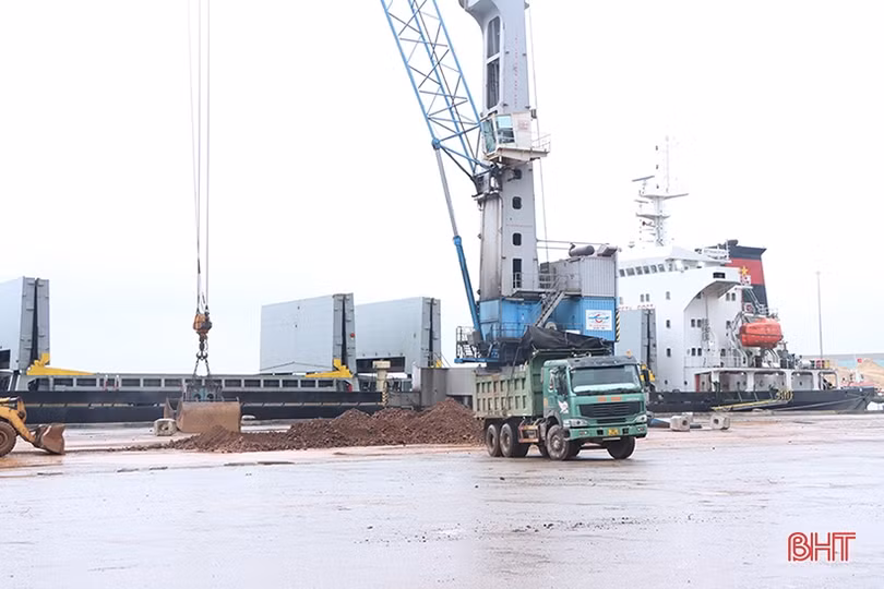 Hà Tĩnh: Sôi động những chuyến hàng thông quan đầu năm