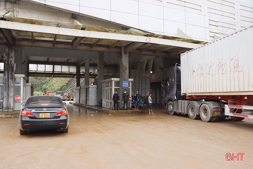 Hà Tĩnh: Sôi động những chuyến hàng thông quan đầu năm