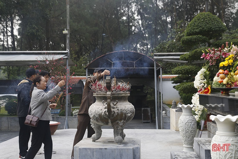 Du khách dâng hương tại Ngã ba Đồng Lộc dịp đầu năm