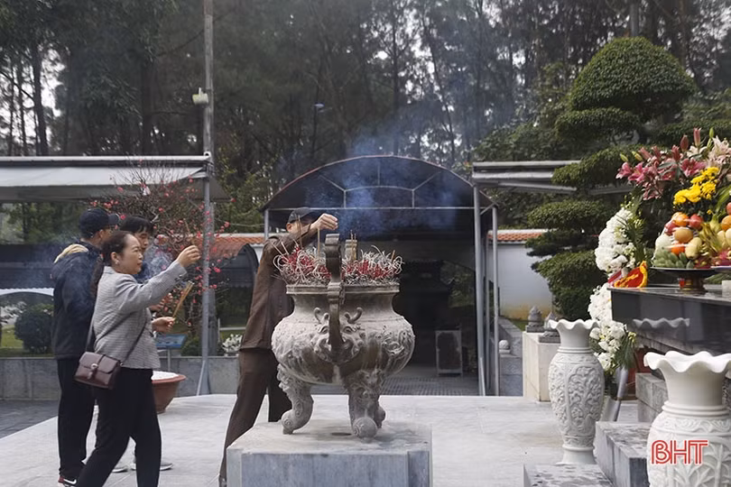 Du khách dâng hương tại Ngã ba Đồng Lộc dịp đầu năm