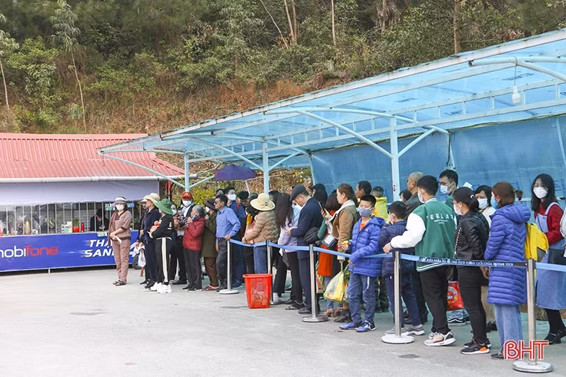 Hàng nghìn lượt khách “mở hàng” du lịch Hà Tĩnh đầu xuân Quý Mão 2023