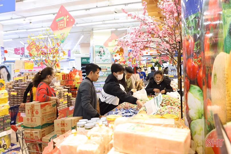 Nguồn cung hàng hóa dịp tết đa dạng, đáp ứng nhu cầu mua sắm của người dân Hà Tĩnh