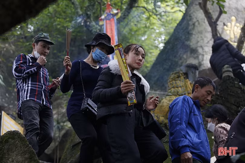 Chùa Hương Tích nườm nượp khách du xuân