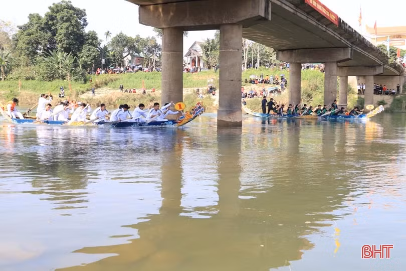 30 đội tranh tài tại lễ hội đua thuyền truyền thống trên sông Ngàn Phố