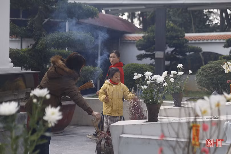 Du khách dâng hương tại Ngã ba Đồng Lộc dịp đầu năm