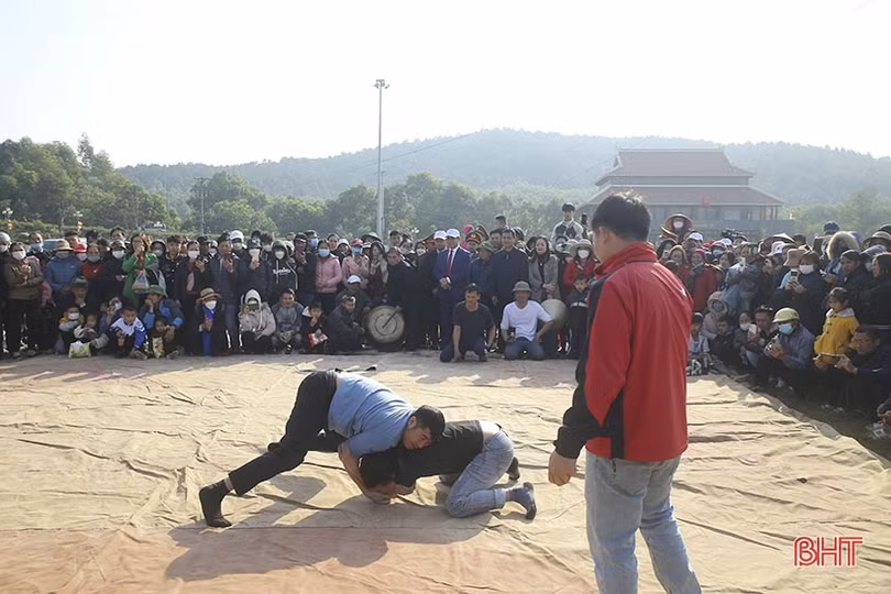 Hấp dẫn các trò chơi dân gian trong lễ khai hội chùa Hương Tích