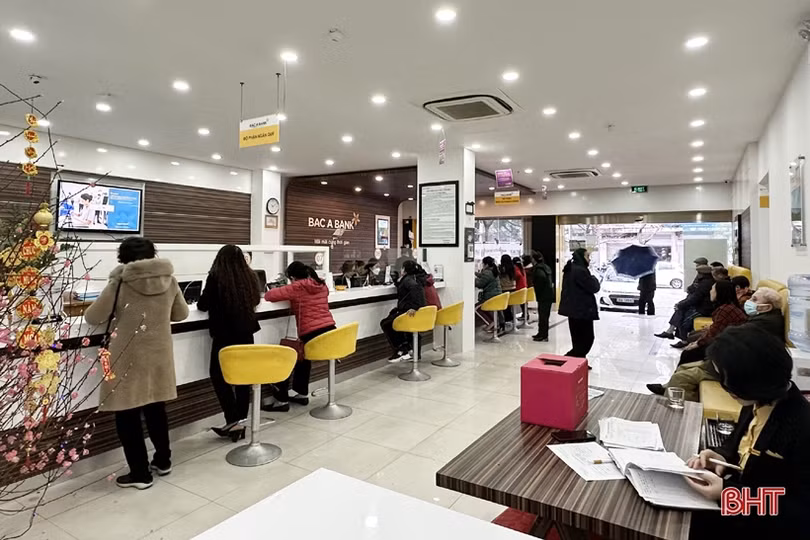 Gửi tiết kiệm đầu năm ở Hà Tĩnh: Cả ngân hàng và người dân đều vui như hội!