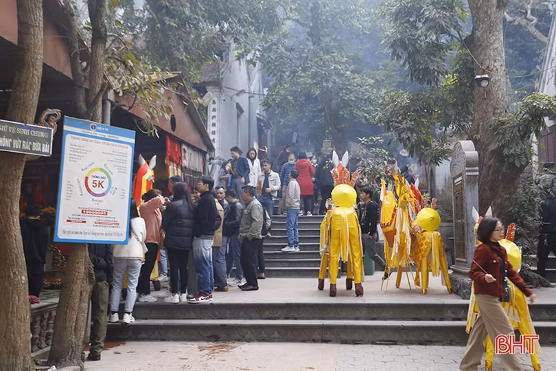 Nhiều hình ảnh không đẹp tại đền Củi dịp đầu năm mới