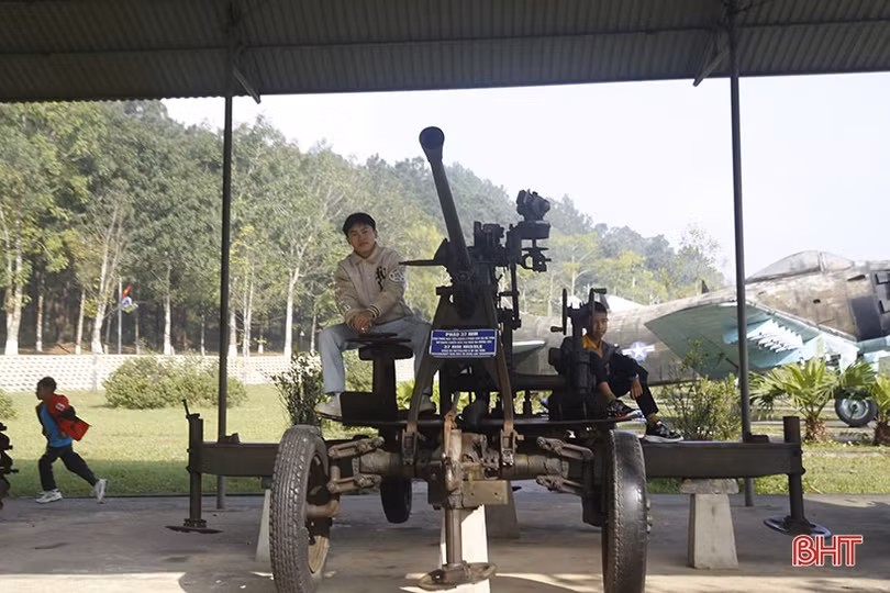 Du khách dâng hương tại Ngã ba Đồng Lộc dịp đầu năm