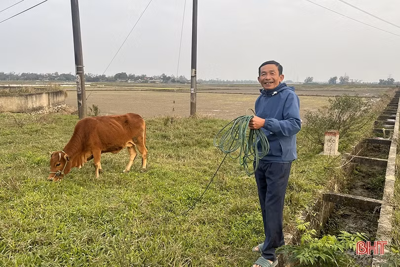 Nông dân Hà Tĩnh xuống đồng sản xuất đầu năm mới