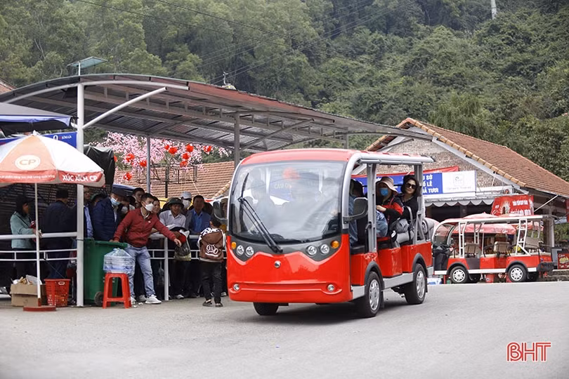 Chùa Hương Tích nườm nượp khách du xuân