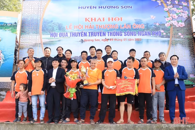 30 đội tranh tài tại lễ hội đua thuyền truyền thống trên sông Ngàn Phố