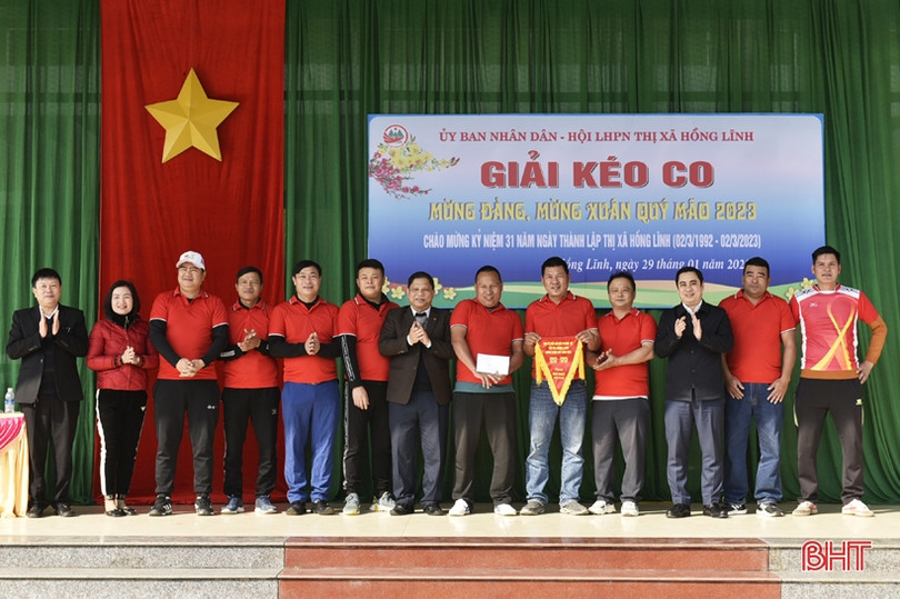 Thị xã Hồng Lĩnh sôi nổi giải kéo co “Mừng Đảng, mừng xuân Quý Mão 2023”